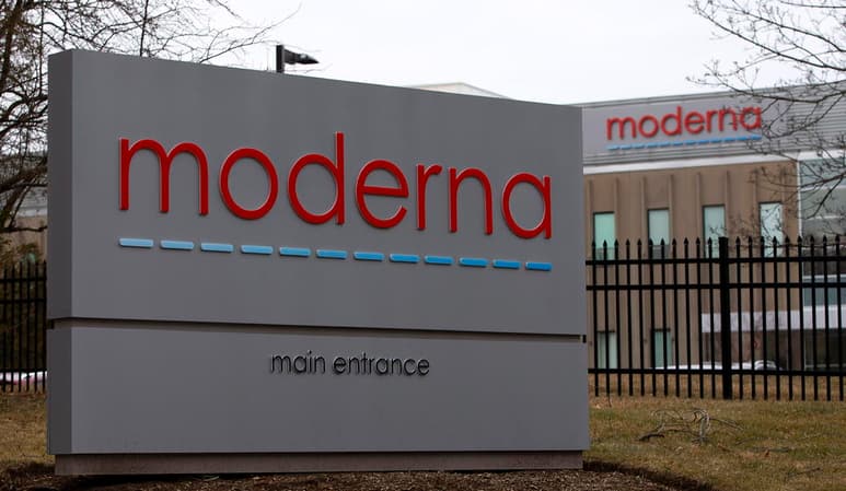 Moderna espera producir entre 500 y 1,000 millones de dosis de su vacuna ARNm-1273 contra la COVID-19, que, según la compañía, ha demostrado resultados positivos en la primera fase de pruebas clínicas. (ARCHIVO)