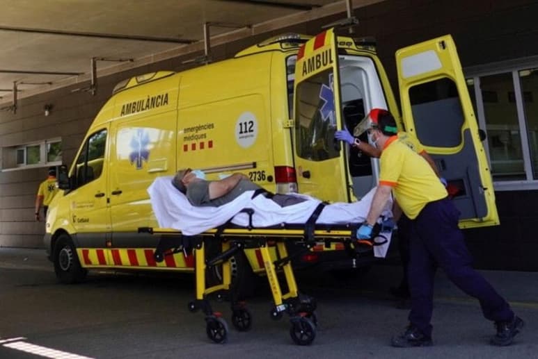 Los brotes de coronavirus se siguen agravando en la región española de Cataluña, con 928 nuevos casos en las últimas 24 horas y con velocidad de transmisión 'muy elevada' en algunas zonas. (ARCHIVO)