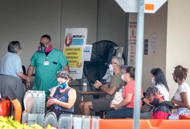 Investigadores de la Universidad de Pensilvania (Estados Unidos) descubrieron tres tipos de respuesta inmune a la COVID-19, lo que podría ayudar a predecir la trayectoria de la enfermedad en pacientes graves y dar información sobre cómo tratarlos. (ARCHIVO)