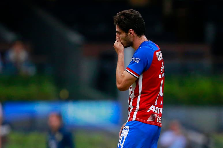 El último Clásico Nacional no tiene un buen recuerdo para el defensa central, Antonio Briseño, después de la fuerte y aparatosa entrada que propinó al 10 azulcrema, Giovani Dos Santos. (ARCHIVO)