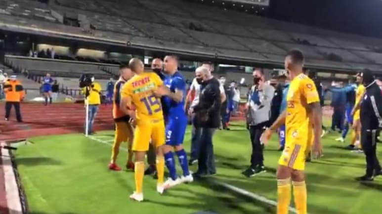 Robert Dante Siboldi, técnico de Cruz Azul, advirtió que no se iba a dejar gritonear por Ricardo Ferretti. (ESPECIAL)

