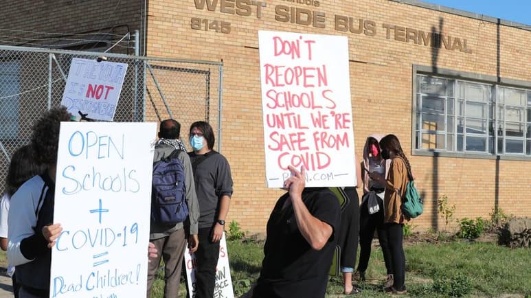 La policía en Detroit arrestó el jueves a 11 manifestantes que trataban de impedir que autobuses recogiesen a estudiantes, en el cuarto día de protestas contra las clases voluntarias de verano durante la pandemia de coronavirus. (ESPECIAL)