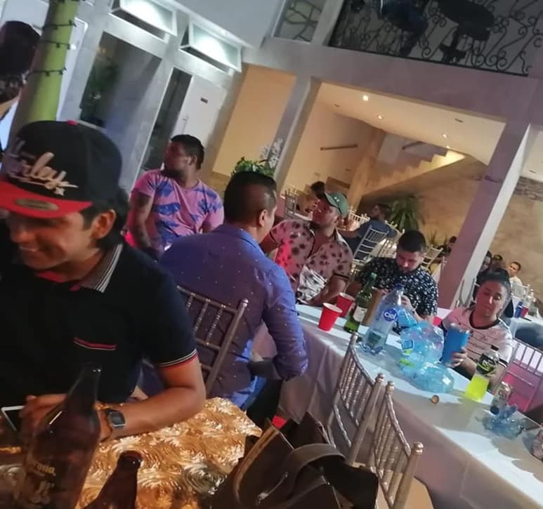 Usuarios de redes sociales reportaron que durante las últimas horas del pasado domingo y las primeras del lunes se llevó a cabo una gran fiesta en una quinta ubicada en la colonia El Obispado, a la cual asistieron cerca de 100 personas.
(FACEBOOK)