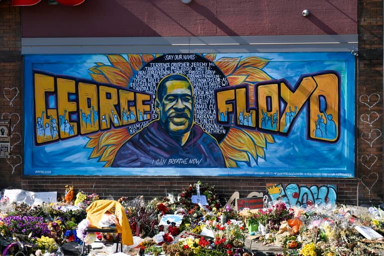 La justicia estadounidense ha permitido la difusión de nuevas imágenes del momento en que se produce la muerte de George Floyd, obtenidas de la cámara de otro de los agentes de la policía de Minneapolis que intervino en el arresto. (ARCHIVO)