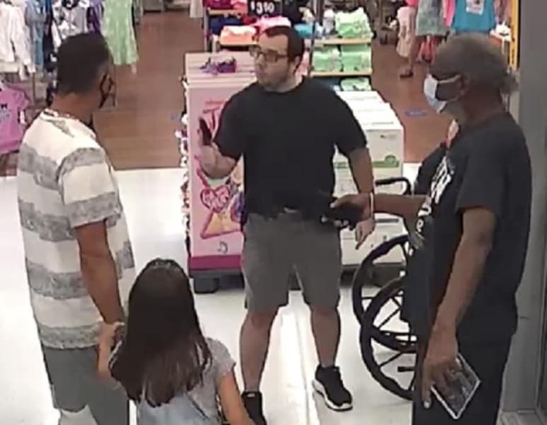 Un hombre sin mascarilla sanitaria amenazó de muerte con un arma de fuego a un cliente que sí la usaba en un aparente enfrentamiento sobre los cubrebocas en un local de Walmart en Florida. (ESPECIAL)