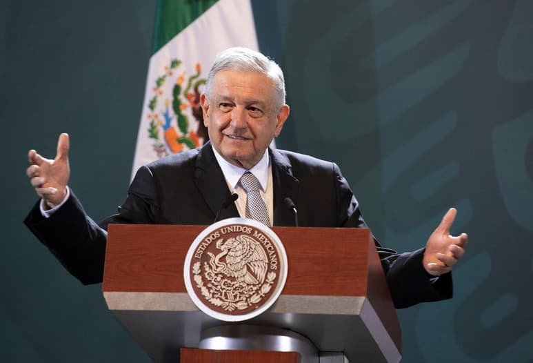 Acompañado del gobernador Enrique Alfaro, el mandatario reiteró que los únicos funcionarios de su gabinete que pueden usar aeronaves son los integrantes de su gabinete de seguridad. (ARCHIVO)