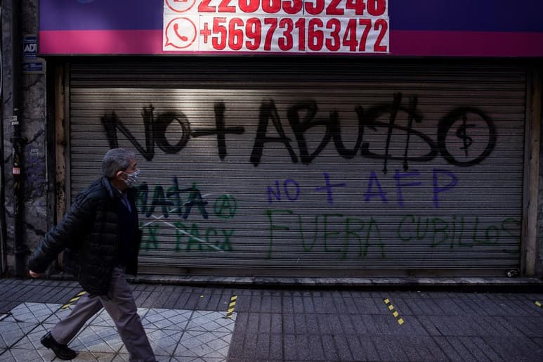 El ministro de Salud de Chile, Enrique Paris, anunció este jueves que el balance de fallecimientos por coronavirus va a cambiar desde el viernes, después de cifrar en 2,475 los nuevos casos en el país, para un total de contagiados de 323,698 personas. (ARCHIVO)