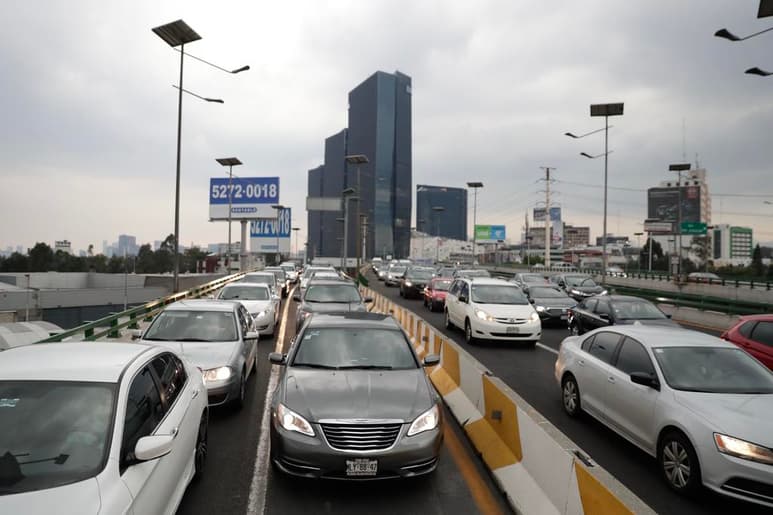 La Secretaría de Comunicaciones y Transportes federal debe atender el exhorto que realizó la Legislatura del Estado de México, para que emita la declaratoria de rescate de la concesión del segundo piso del Viaducto Bicentenario de Periférico Norte, donde la empresa Aleática antes OHL, sigue cobrando peaje afirmó el diputado Max Correa Hernández. (ARCHIVO)