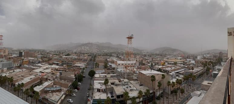 La tolvanera moderada que se registró la tarde de este jueves, alcanzó una racha de viento de 45 kilómetros por hora, explicó el previsor del tiempo del Servicio Meteorológico Nacional, José Abad Calderón. (ERICK SOTOMAYOR)