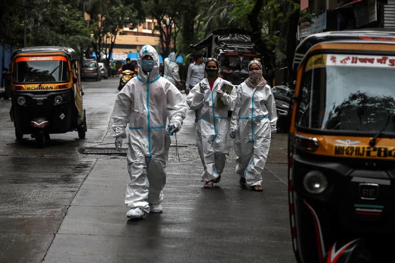 Los datos actualizados diariamente por el Ministerio de Salud develan que entre el jueves y el viernes se registraron 34.956 nuevos casos en todo el país, elevando la cifra total a 1,003,831 infectados. (EFE)