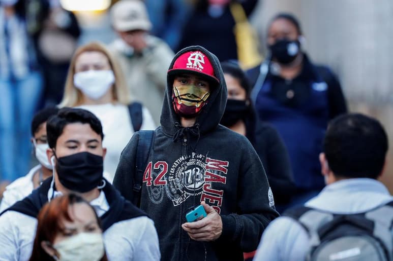 Los nuevos casos diarios globales habían bajado en pasadas jornadas, pero en las últimas veinticuatro horas volvieron a rozar el récord de 230,000. (ARCHIVO)
