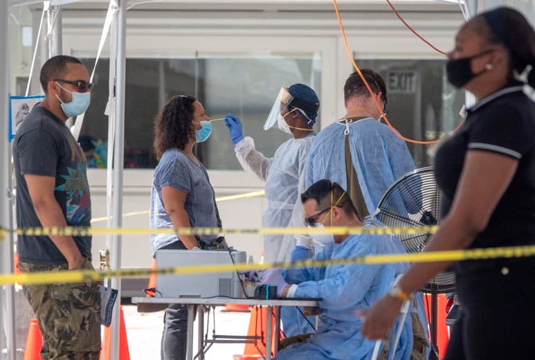 Considera en un informe que 18 estados de todo el país son “zonas rojas” por COVID-19 y deberían volver a imponer medidas de contención y frenar la desescalada. (ARCHIVO)