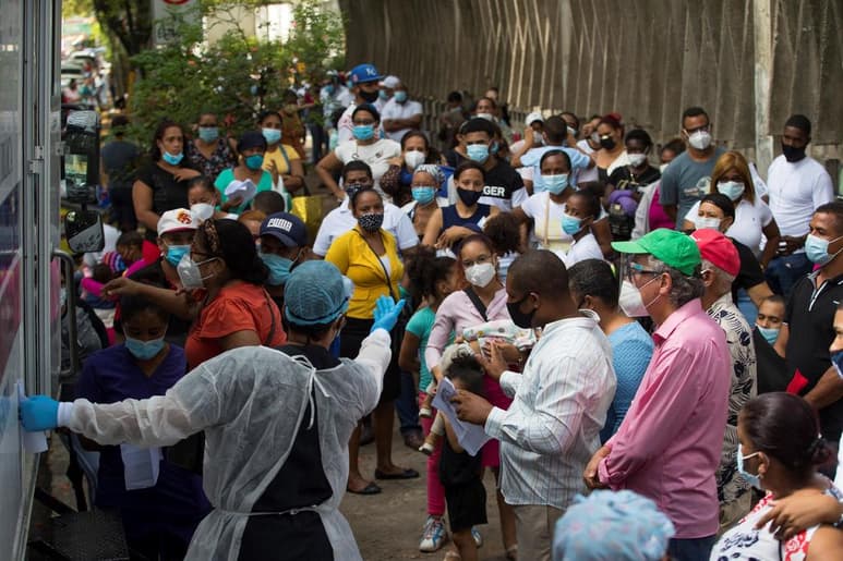 La clasificación de países donde más se han vacunado contra la gripe los mayores de 65 años no coincide con la de las tasas más elevadas de mortalidad por COVID-19, frente a lo que sostiene un gráfico viralizado en redes sociales que sugiere una relación causa-efecto entre esas vacunas y el coronavirus. (ARCHIVO)