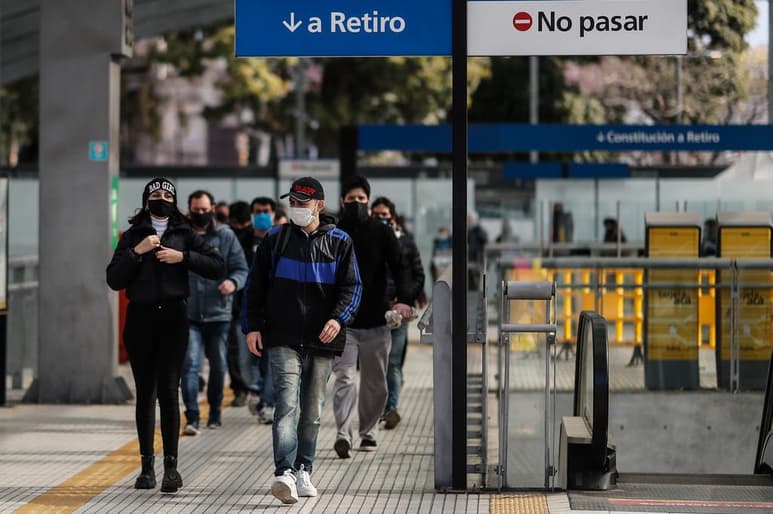 El presidente de Argentina, Alberto Fernández, anunció este viernes una nueva prórroga, hasta el 2 de agosto, en Buenos Aires y otras zonas del país con gran circulación del coronavirus. (ARCHIVO) 