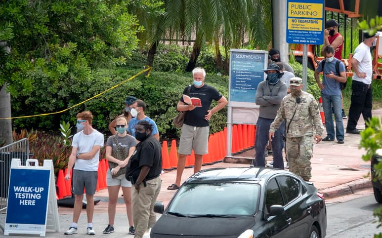 Estados Unidos va camino de superar su primera ola de fallecimientos por la COVID-19 al acumular casi mil fallecidos en las últimas 24 horas, con Florida como el foco más grave de la pandemia. (EFE)