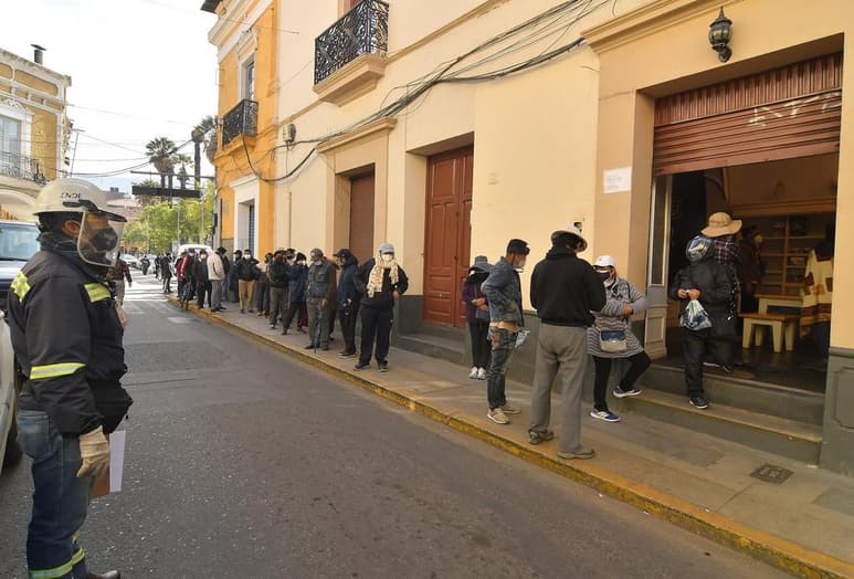 En la ciudad boliviana de Cochabamba se repite una escena cada mañana: largas filas de personas que esperan comprar dióxido de cloro para ingerirlo con la esperanza de combatir el nuevo coronavirus. (ARCHIVO)