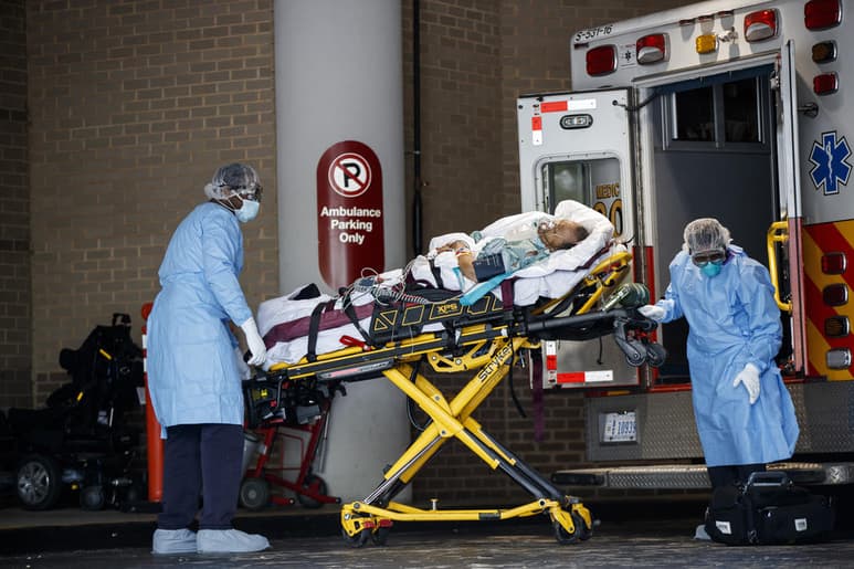 Una ola de nuevos casos confirmados de coronavirus aumenta rápidamente y satura las salas de emergencias de hospitales de varias ciudades de Estados Unidos. (ARCHIVO)