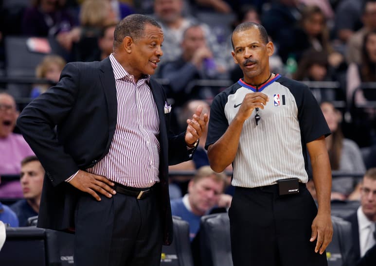 El entrenador de los Pelícanos de Nueva Orleáns Alvin Gentry y el árbitro Eric Lewis, durante un partido en enero de este año. (ARCHIVO)