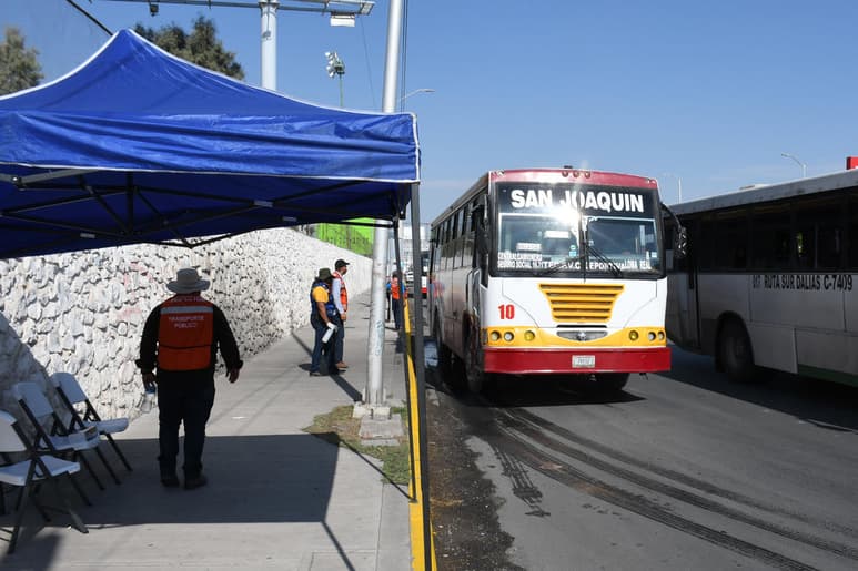 Diariamente se sanitizan y limpian las unidades, se monitorea a los choferes respecto al uso de cubrebocas, se insiste en la sana distancia, pero los usuarios no siempre cumplen. (ARCHIVO)