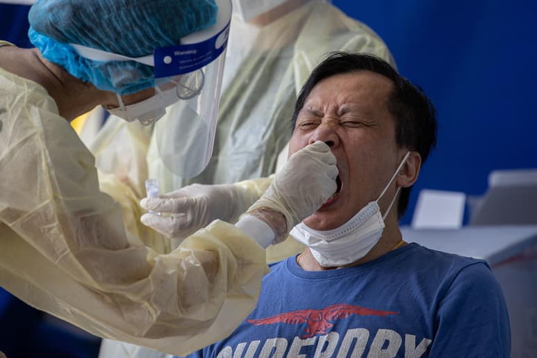 La Comisión Nacional de Salud de China informó hoy de 22 nuevos casos de COVID-19 detectados el domingo en su país, cinco de ellos procedentes del exterior y 17 a nivel local, todos estos en la región noroccidental de Xinjiang. (ARCHIVO)