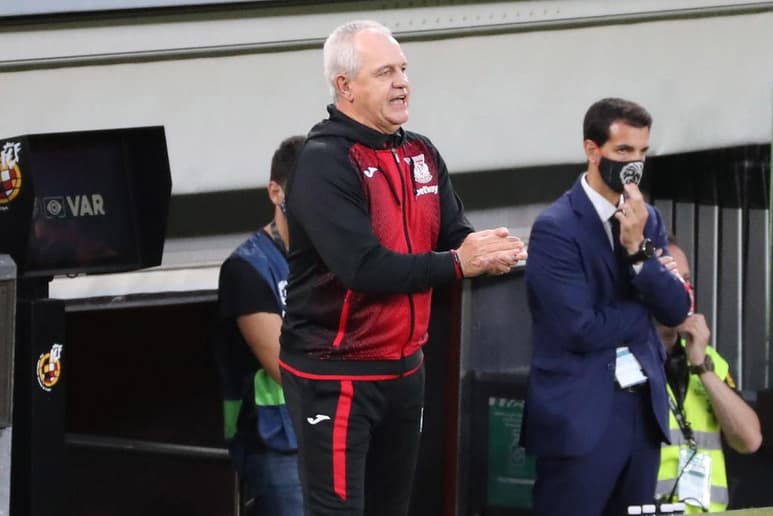Entre aplausos, entre gracias, con vítores salió Javier Aguirre del estadio del Leganés. (ARCHIVO)