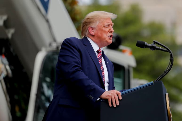 El presidente Donald Trump volvió a minimizar el impacto de la COVID-19 en Estados Unidos. (EFE)