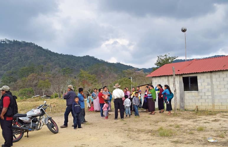 Según testimonios, al menos una veintena de personas han muerto en este municipio, el más extenso del estado, ubicado en la selva de Los Chimalapas, y que oficialmente reporta dos contagios de coronavirus y ninguna defunción.
(EL SIGLO DE TORREÓN)
