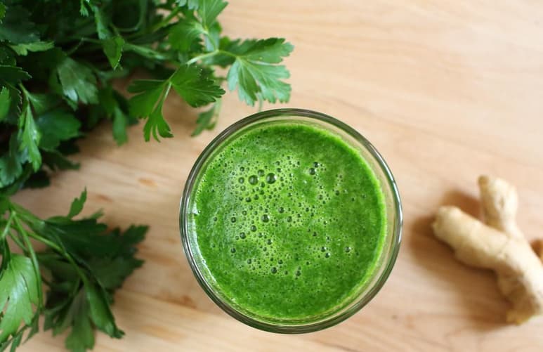 Una de las bebidas naturales capaces de fortalecer el sistema inmunológico es el agua de perejil con limón. Esta fusión de hierbas y cítricos podría incluso favorecer la pérdida de peso, en caso de que hayas ganado algunos kilos durante la cuarentena. (ESPECIAL)