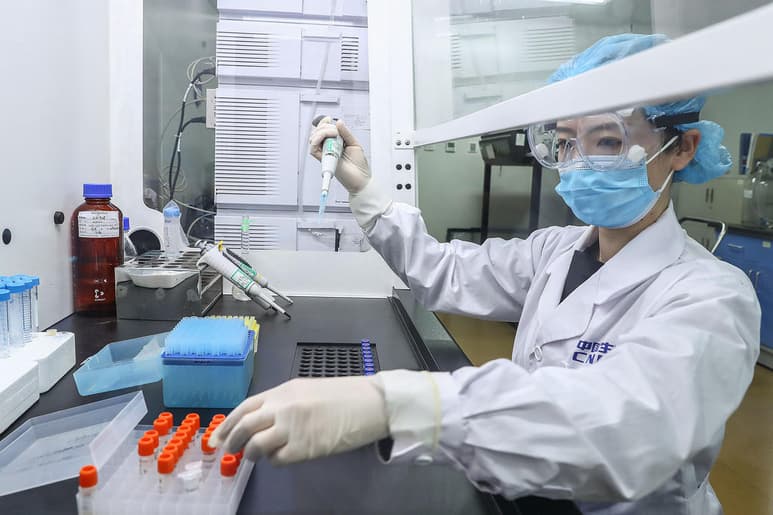 Los resultados de la segunda fase de los ensayos clínicos de un candidato a vacuna contra la COVID-19 en China demuestran que es segura e induce respuesta inmune contra el coronavirus. (ARCHIVO)