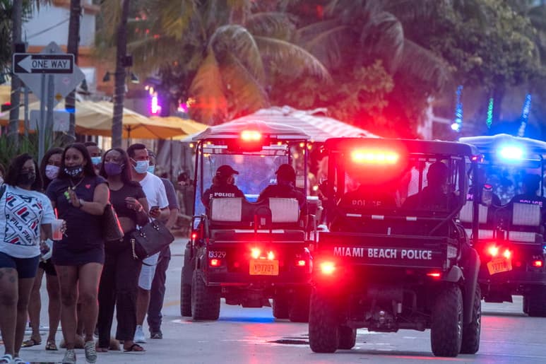 Florida superó este lunes la barrera de las 5,000 muertes por la COVID-19 y completó siete días consecutivos de más de 10,000 casos nuevos de la enfermedad. (ARCHIVO)