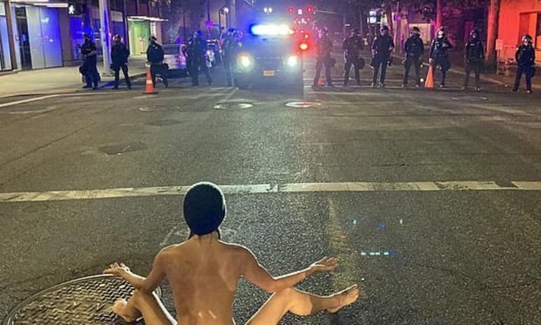 La mujer se quitó sus ropas para quedar únicamente con su cubrebocas, mientras se manifestaba contra el abuso policial del que fue víctima George Floyd (CAPTURA) 