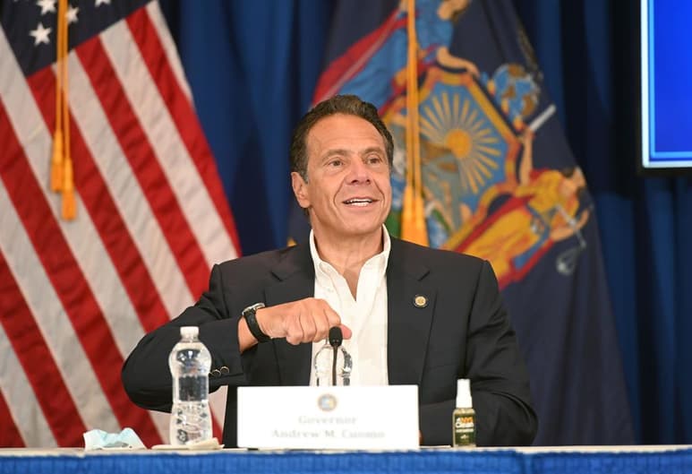 Las autoridades de Nueva York amenazaron este lunes con cerrar bares en respuesta a varias escenas de muchedumbres de personas en fiesta registradas durante el fin de semana en calles de la Gran Manzana, incumpliendo las recomendaciones para combatir el coronavirus. (EFE)
