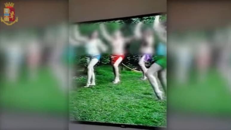 La Policía italiana anunció hoy lunes 20 de julio que desmanteló una 'poderosa' secta sospechosa de esclavitud sexual y abuso de menores desde su fundación en la década de 1980. (ESPECIAL)