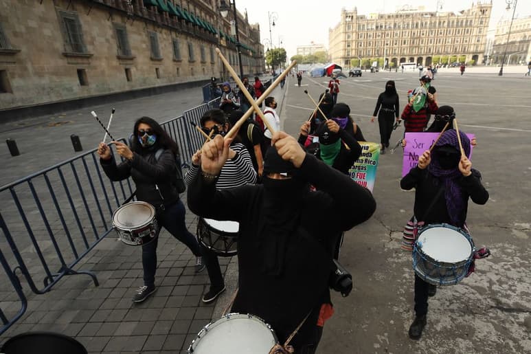 Varias mujeres rodearon parte del edificio en la emblemática plaza del Zócalo, donde pedían reunirse con López Obrador. (ARCHIVO)