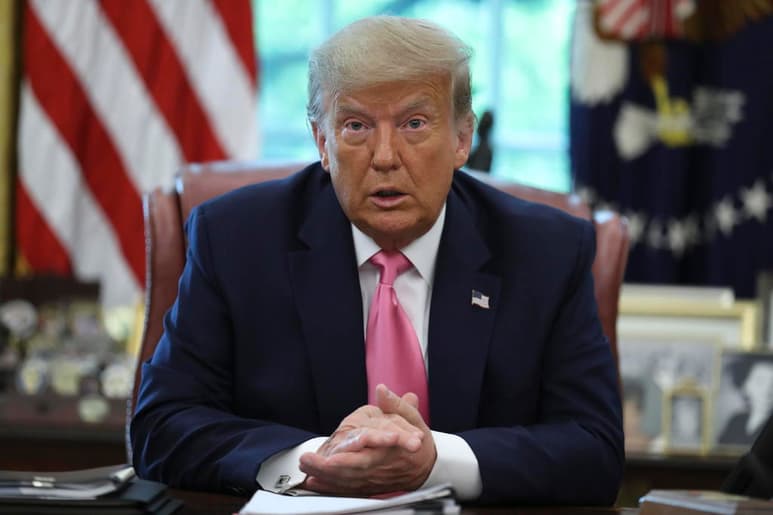 El plan es que Trump vuelva a tener una presencia pública regular en el podio a partir del martes, a medida que aumentan los casos de coronavirus en Estados Unidos. (ARCHIVO)