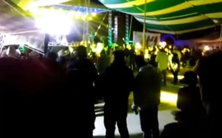 A pesar del problema que enfrenta la sociedad por el COVID-19, pobladores de Portezuelo, Hidalgo, celebraron sin aparentes medidas de prevención (CAPTURA)