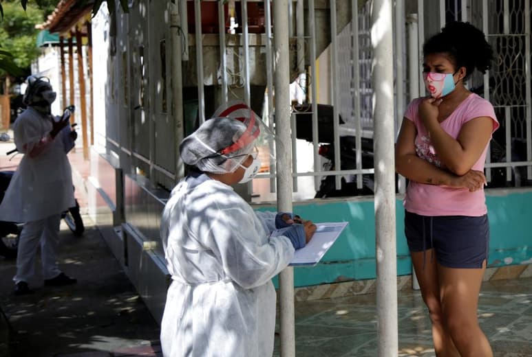 La Organización Panamericana de la Salud (OPS) alertó este martes de que uno de cada tres residentes del continente americano, unas 325 millones de personas, pueden ser mucho más propensos a sufrir formas graves de la COVID-19 debido a sus patologías previas. (ARCHIVO)