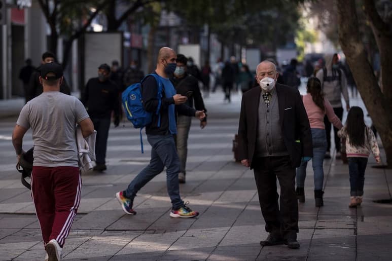 Chile se prepara para levantar la cuarentena en algunas zonas del país en los próximos días luego de haber registrado este martes 1,656 nuevos casos de COVID-19, la cifra más baja en casi dos meses y medio. (EFE)