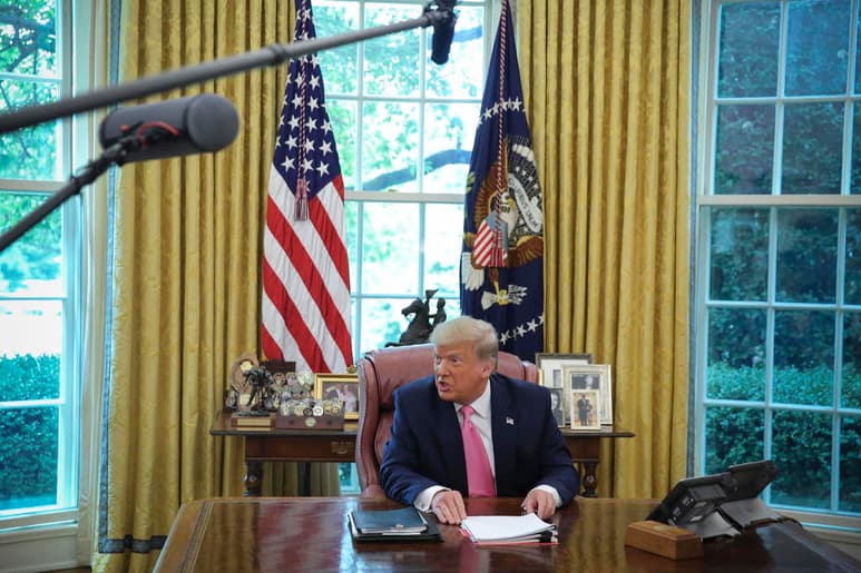 El presidente Donald Trump firmó el martes un memorando que intenta prohibir que personas que viven en Estados Unidos sin autorización sean contabilizadas en la redistribución congresual. (ARCHIVO)
