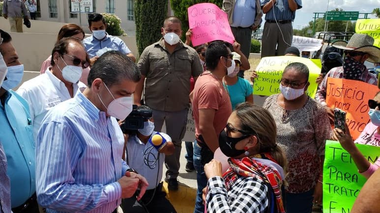 Con pancartas de colores y mensajes de solicitud de justicia, así como de solicitar un minuto para hablar con el Gobernador del Estado, habitantes del ejido Vieja Palestina que pertenece al municipio de Jiménez; realizaron una manifestación pacífica en el exterior del Hospital General de Ciudad Acuña. (RENÉ ARELLANO)