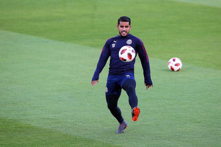 Uno de los jugadores más criticados en los últimos meses por la afición del Guadalajara se encuentra en la lateral izquierda, pero parecen no afectarle a Miguel Ponce, quien sigue enfocado en mantenerse de buen nivel para el arranque de un nuevo torneo. (ARCHIVO)