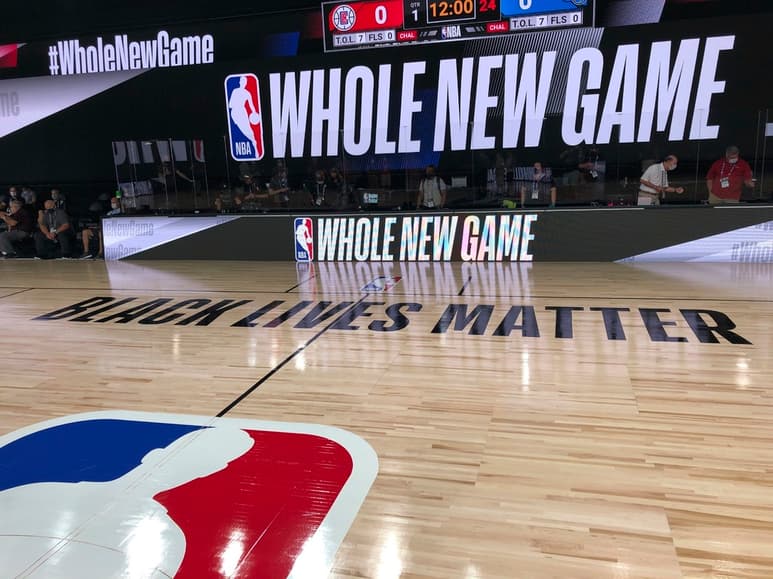 Imagen de una cancha de baloncesto en el complejo de ESPN World Wide Sports, en Florida; El lema de la NBA para la reanudación es un 'Juego Completamente Nuevo'. (AP)