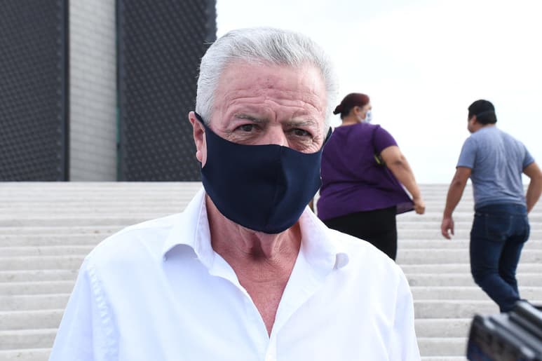 Zermeño compareció este miércoles ante la prensa al finalizar un evento en la Plaza Mayor, ahí fue cuestionado sobre las estrategias de prevención y vigilancia que aplica el Municipio de Torreón, además de la coordinación que existe con la Fiscalía del Estado, encargada de resolver los crímenes.
(FERNANDO COMPEÁN)