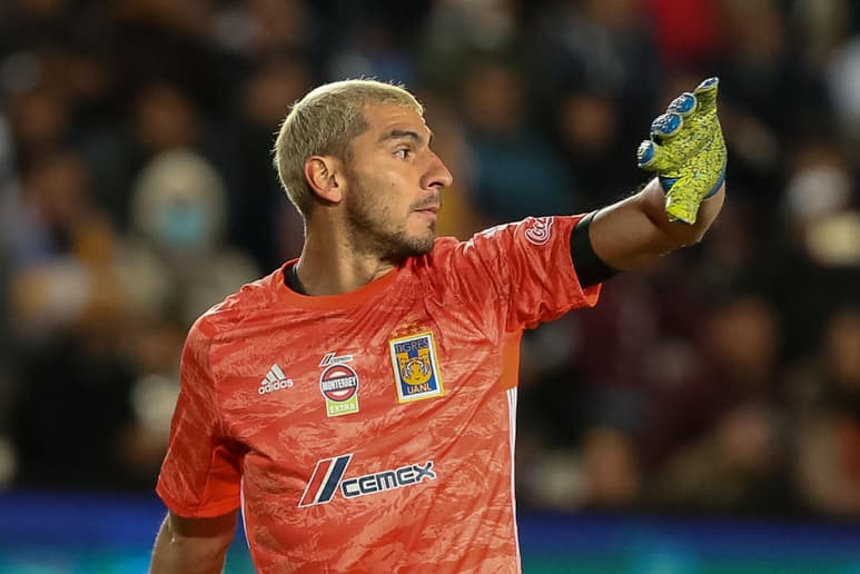 Nahuel Guzmán continúa criticando a la prensa deportiva mexicana, y ahora durante una entrevista aseguró que Tigres 'da de comer' a los periodistas. (ARCHIVO)