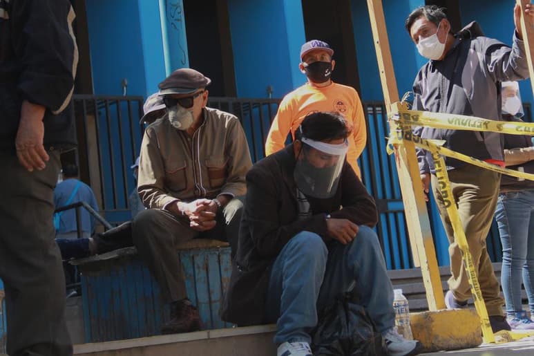 Perú informó el miércoles que los fallecidos por el nuevo coronavirus se dispararon al menos hasta 17,455 víctimas luego de revisar las cifras de la mortalidad que poseían subregistros. (ARCHIVO) 

