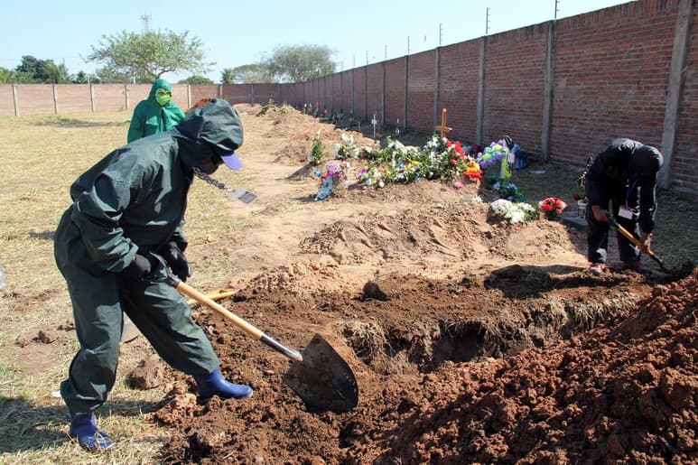 Bolivia multiplicó por seis la cifra de fallecidos e infectados por coronavirus desde que levantó la cuarentena el 1 de junio y aún no alcanzaba el pico máximo de los contagios, mientras los servicios médicos y funerarios seguían rebasados en la nación andina. (ARCHIVO) 