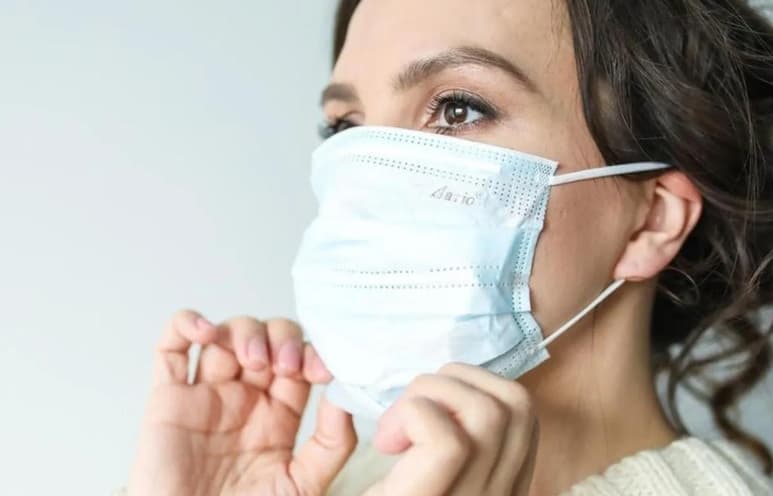 El nacimiento de la mascarilla quirúrgica permitió a los médicos trabajar sin el peligro de infectar a sus pacientes (ESPECIAL)