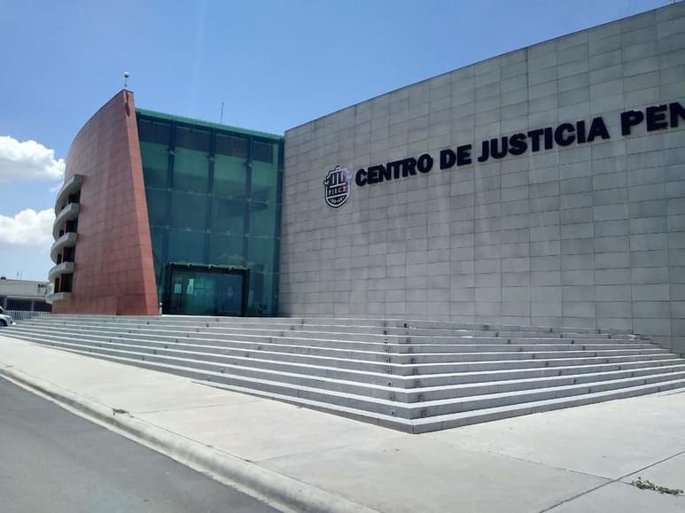 Luego de que se llevara a cabo la audiencia por el caso donde un jovencito falleció en un accidente vehicular, la juez de control vinculó a proceso a Héctor Damián (N) por el delito de homicidio culposo. (PERLA SÁNCHEZ)
