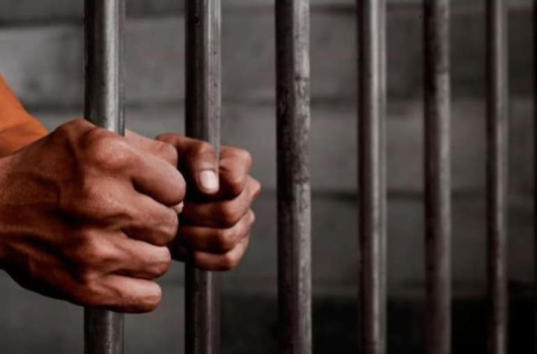 Un juzgado boliviano envió a prisión de forma preventiva a un hombre acusado de haber matado a su esposa y tres hijos, menores de edad, con un veneno que al parecer les puso en la comida, informó este miércoles la Fiscalía General del Estado. (CORTESÍA)