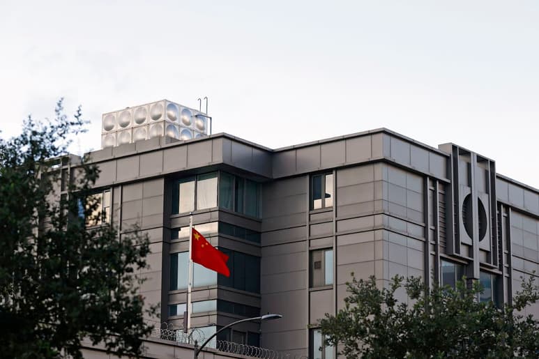 China denunció ayer que EUA le ha exigido el cierre inmediato de su consulado en Houston. (EFE)